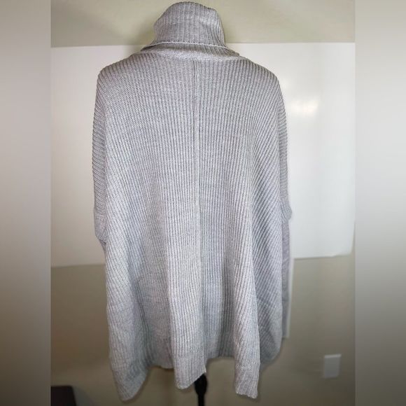 LA CLASSE COUTURE Kiara Poncho Size M/L - Picture 5 of 16